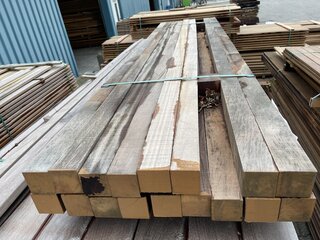 Ca. 17x Massaranduba hardhouten palen fijnbezaagd, 60x60mm, lengte 200